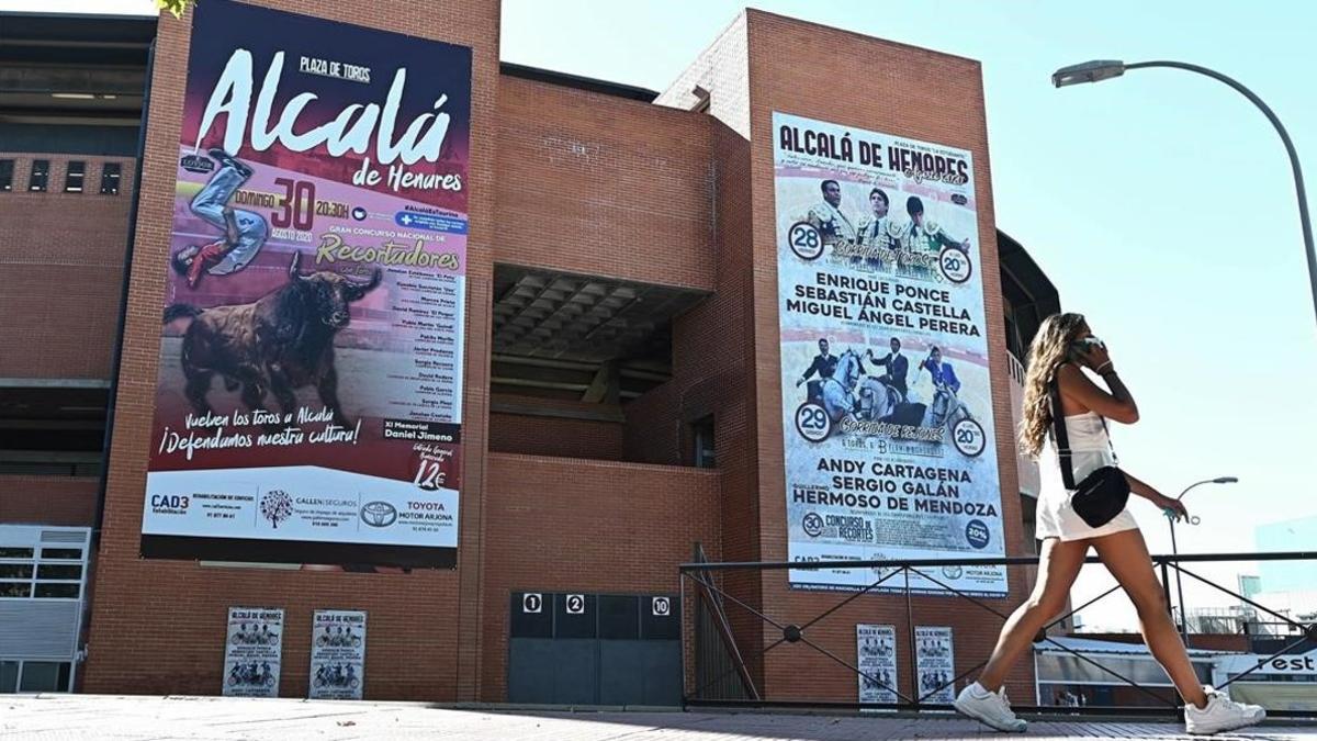 Carteles anunciando la corrida de toros de Alcalá de Henares.