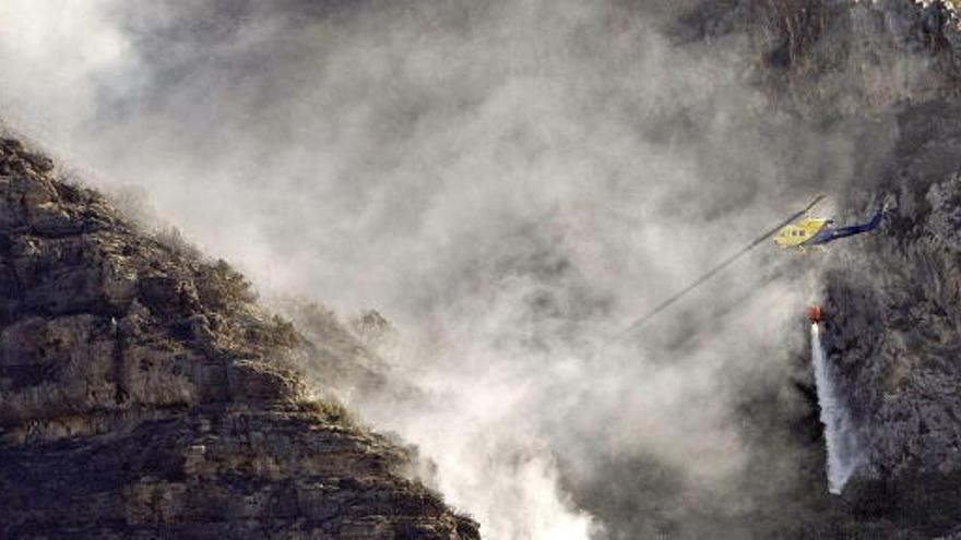 Un helicóptero trabaja en las labores de extinción.