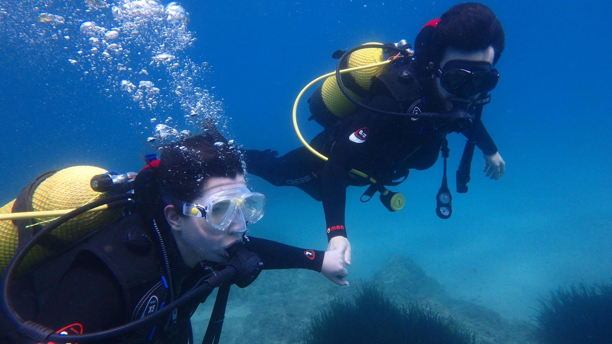En Lloret de Mar se pueden hacer salidas de snorkel con guías para conocer de cerca la biología marina de la zona.