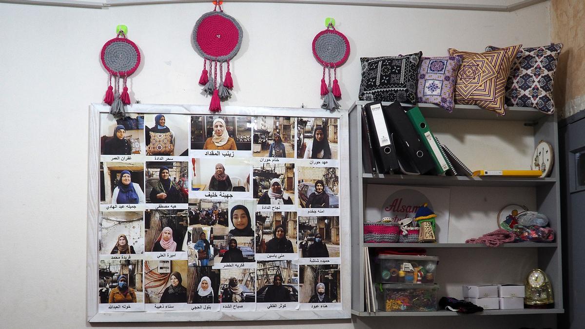 Rincones del Alsama studio, en el campamento de refugiados de Shatila, en Beirut, donde las refugiadas sirias exponen sus creaciones a la venta para obtener algunos ingresos económicos.