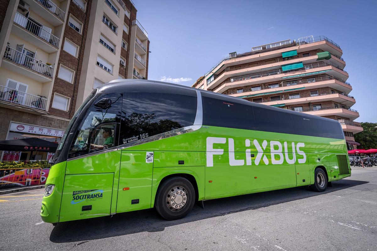Estació Barcelona Nord. Autobuses internacionales circulan por el entorno de la estación en el barrio del Fort Pienc de Barcelona antes de incorporarse a rutas con destino a diferentes ciudades europeas y extracomuntarias, a 21 de junio de 2026. Barcelona. AUTOR: MANU MITRU | EPC