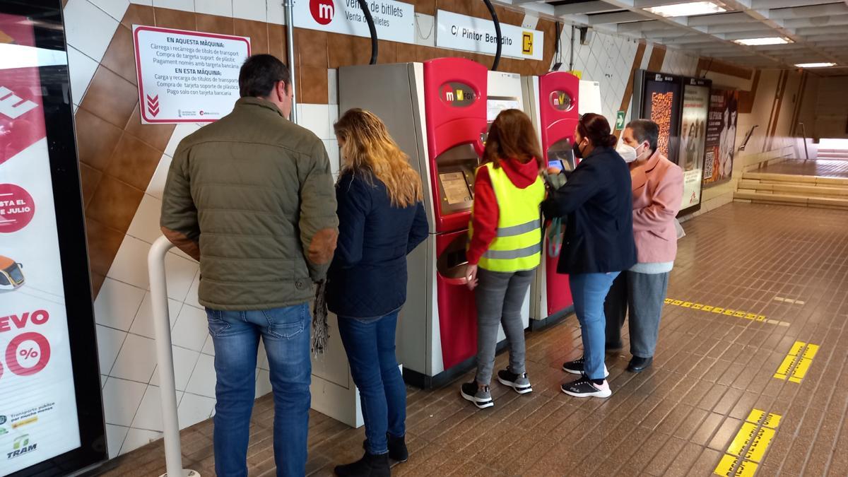 Como las estaciones de Xàtiva y Colón permanecerán cerradas antes y después de la mascletà, se recomienda usar Àngel Guimerà, Plaça Espanya y Bailén.