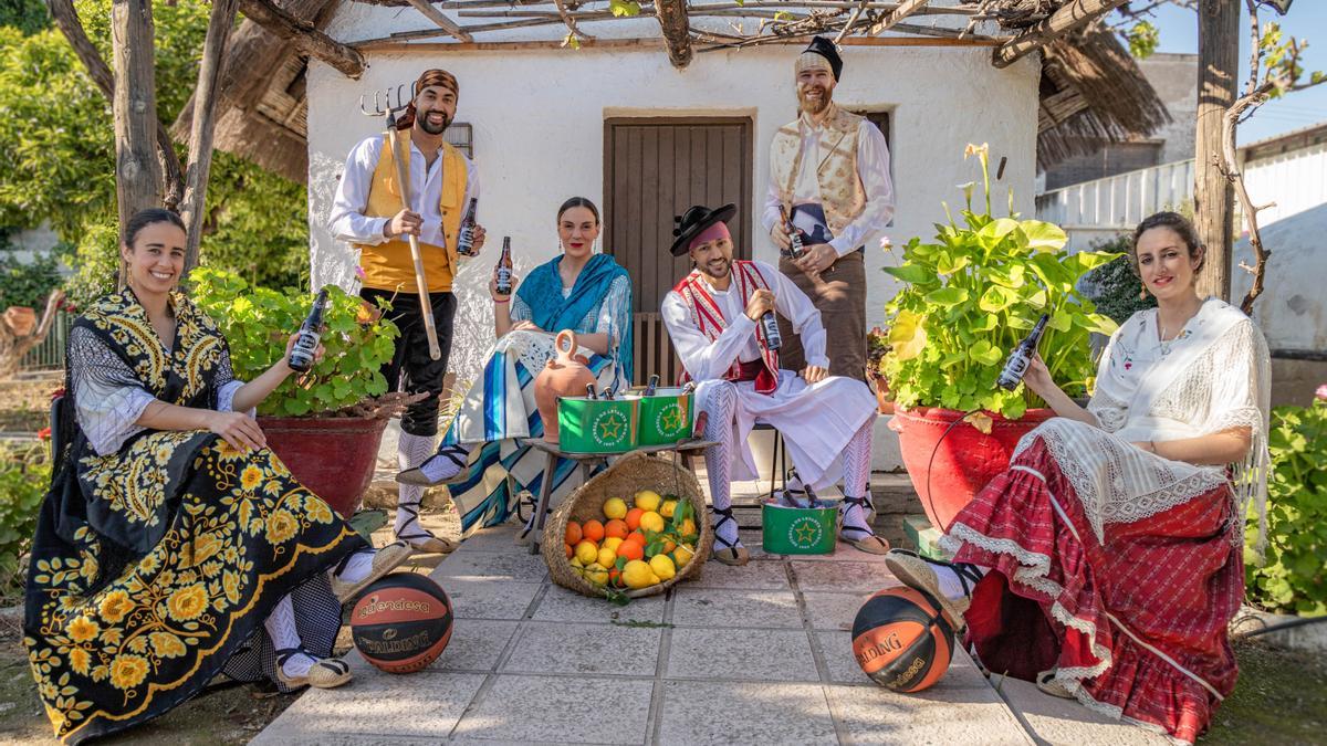 Augusto Lima, Nemanja Radovic y Sadiel Rojas, del equipo masculino, y Ángela García, María Simón y Luci Pascua, del femenino, posan vestidos de huertanos