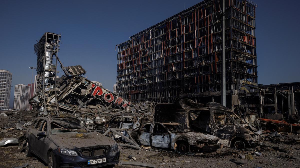 Los escombros del centro comercial Retroville, bombardeado esta madrugada en Kiev.