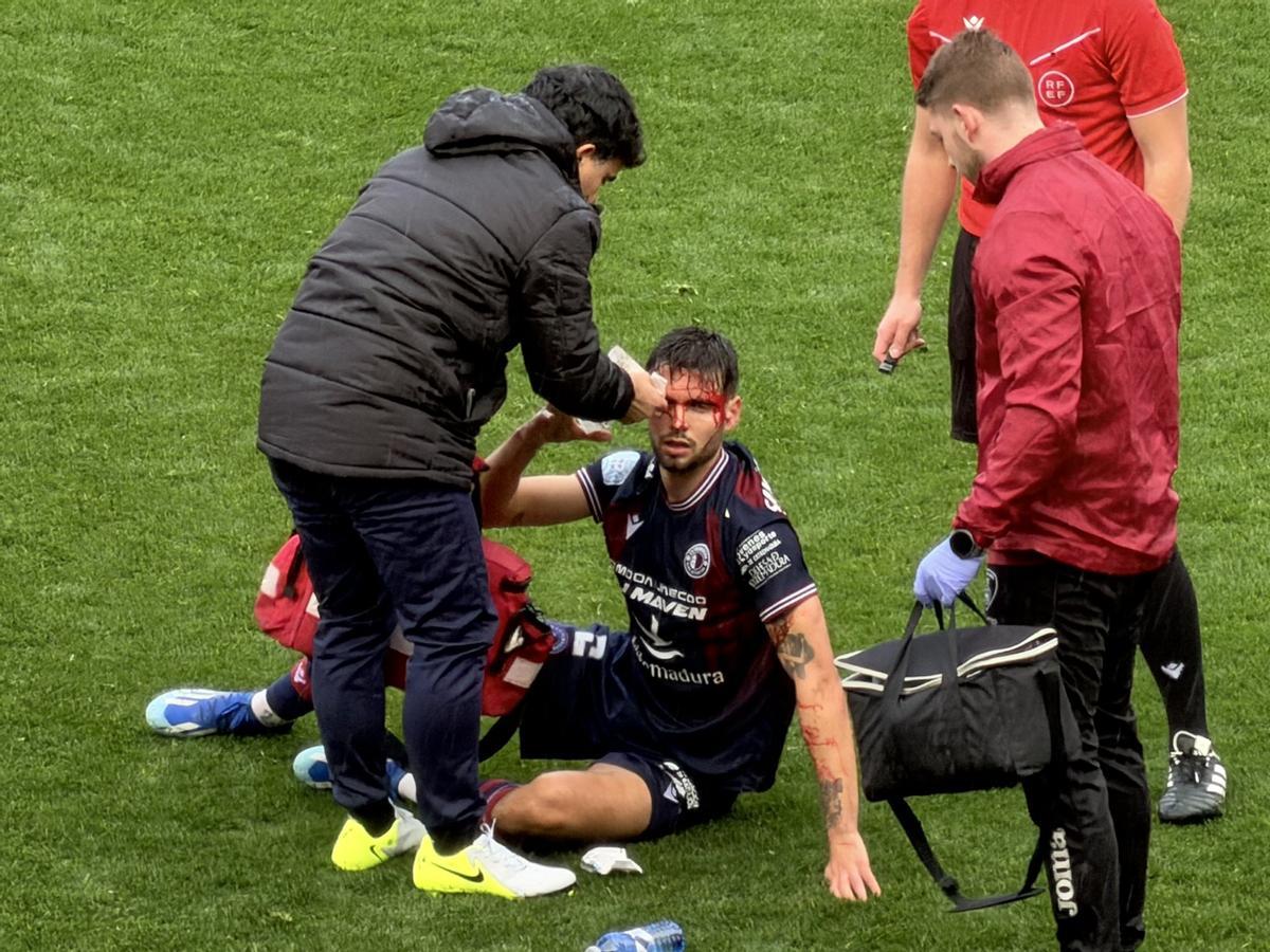 Samu Hurtado con la herida abierta tras el impacto con Rober Moreno.
