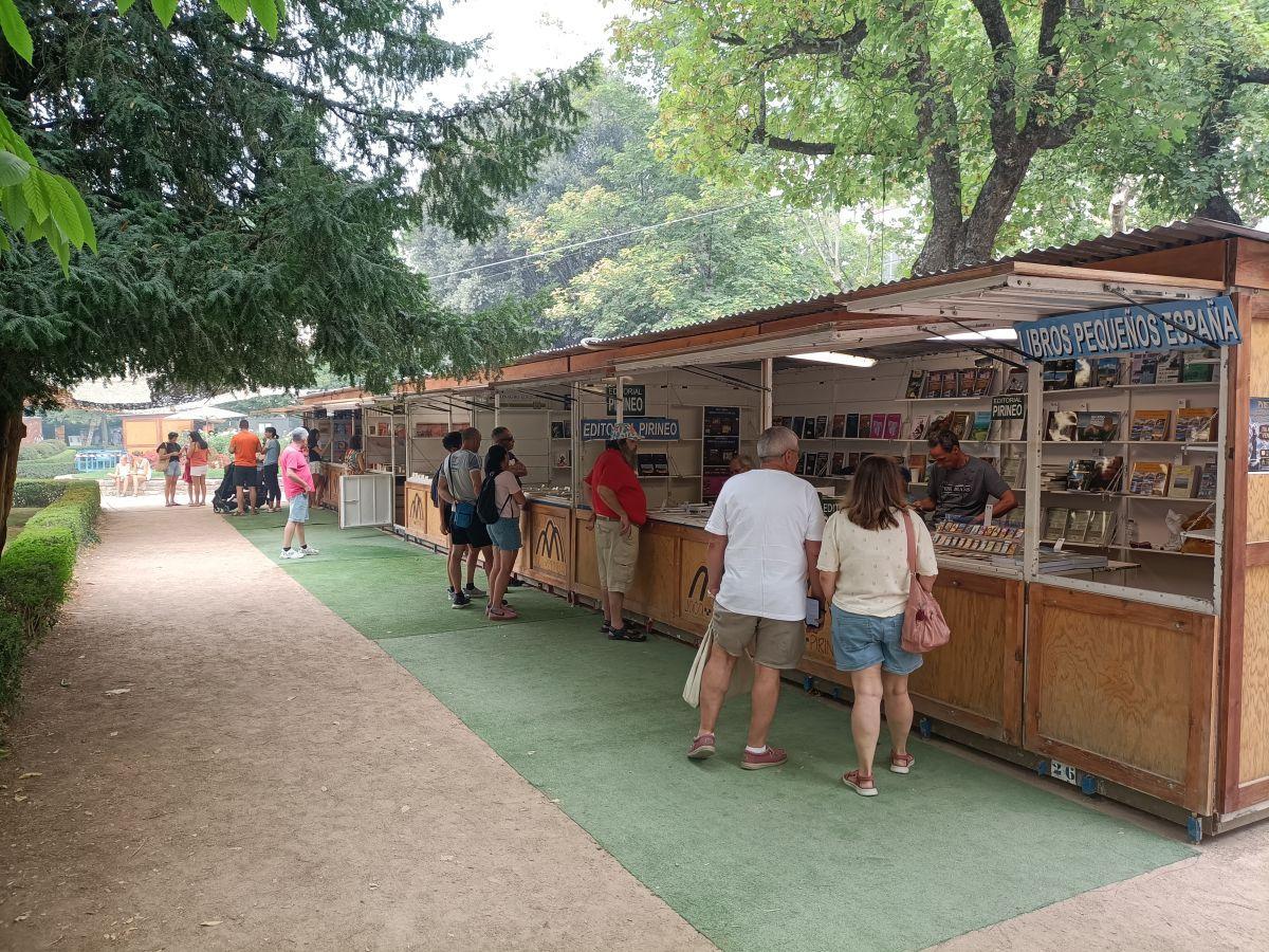 Varios asistentes a la feria del libro, este sábado en Jaca.