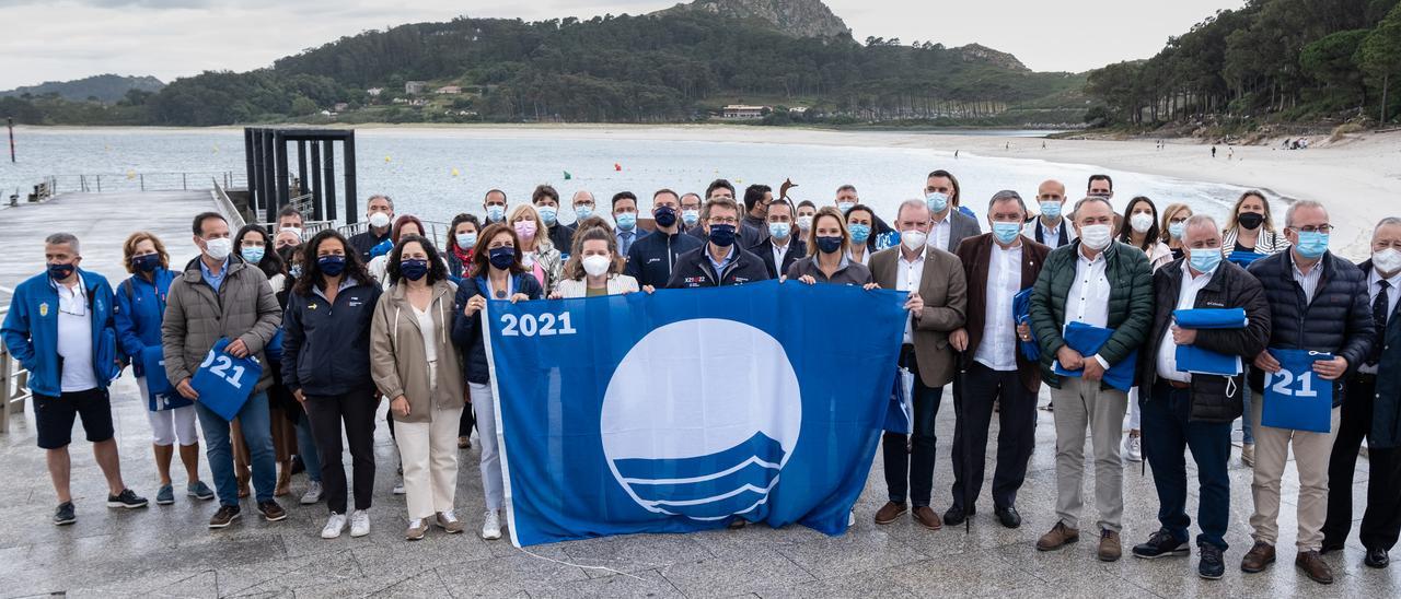 Feijóo, en el centro, en las islas Cíes con los representantes de municipios y entidades galardonadas con banderas azules