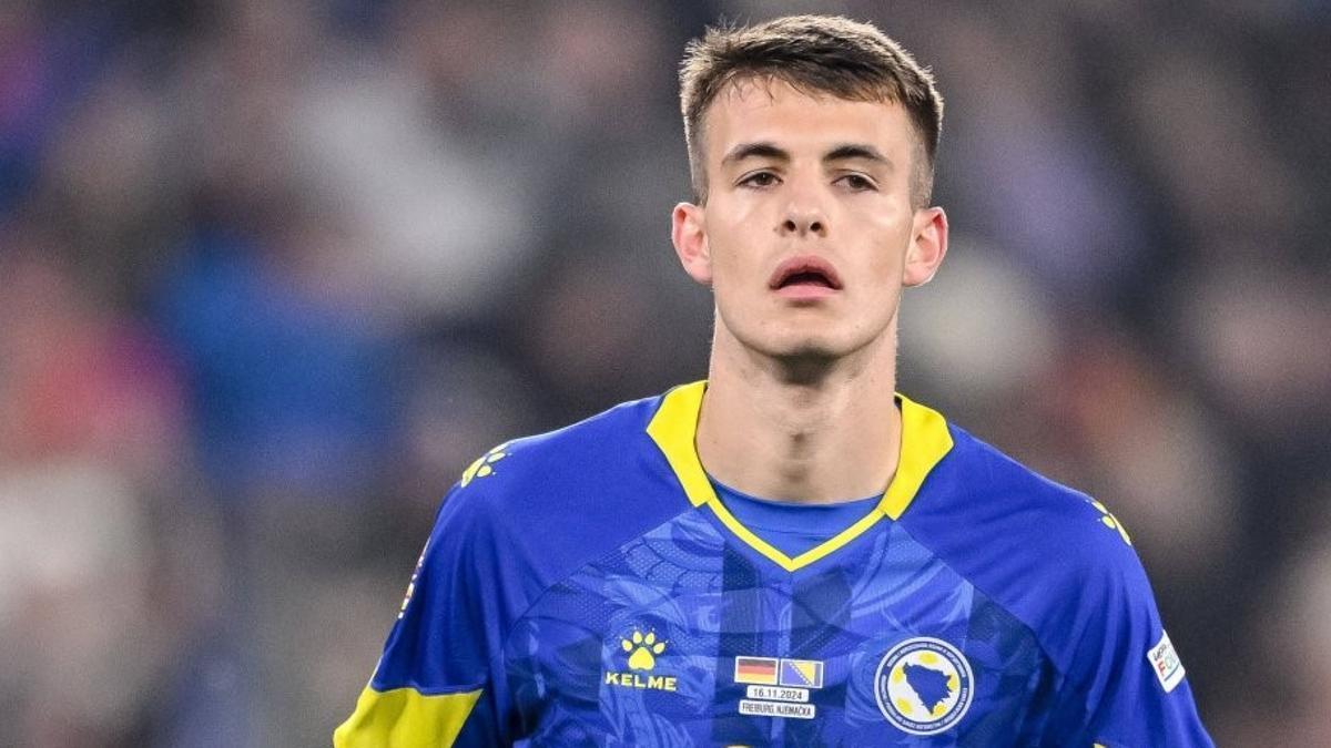 Bazdar, durante un encuentro con la selección bosnia.