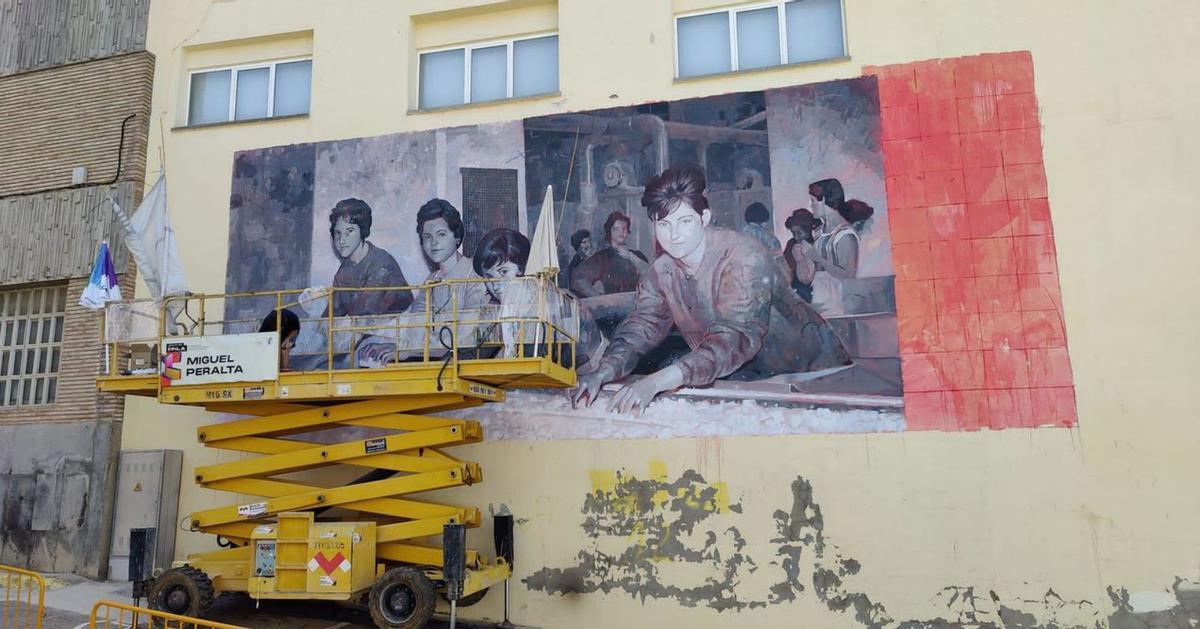 Los lienzos rinden homenaje a la historia local como este sobre la antigua azucarera. | SERVICIO ESPECIAL