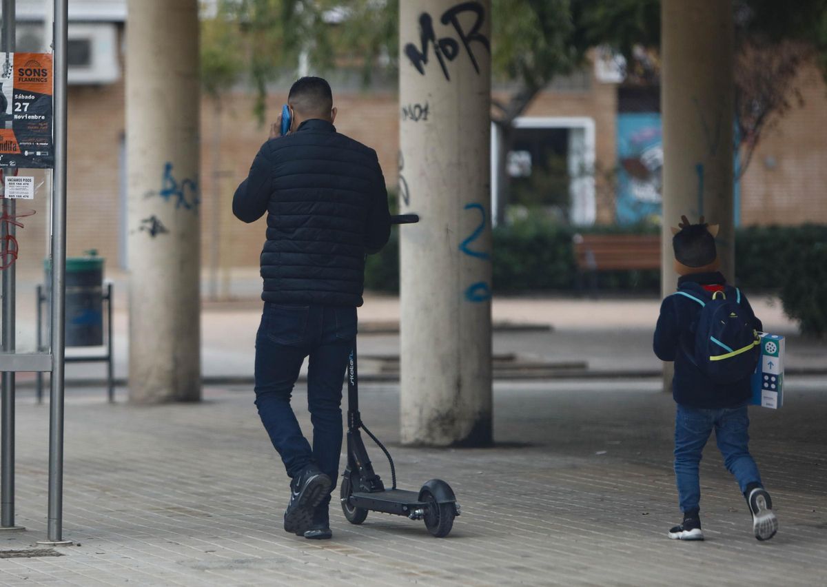 Imagen de archivo de un usuario de patinete eléctrico en el Port de Sagunt.