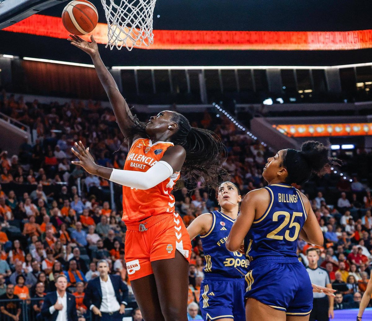 Awa Fam, de nuevo entre las más destacadas del partido ante el Fenerbahce.