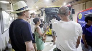 Usuarios y trabajadores de la zona de autobuses TIB de Palma: «Estoy como un pollo asado en la estación de autobuses TIB»