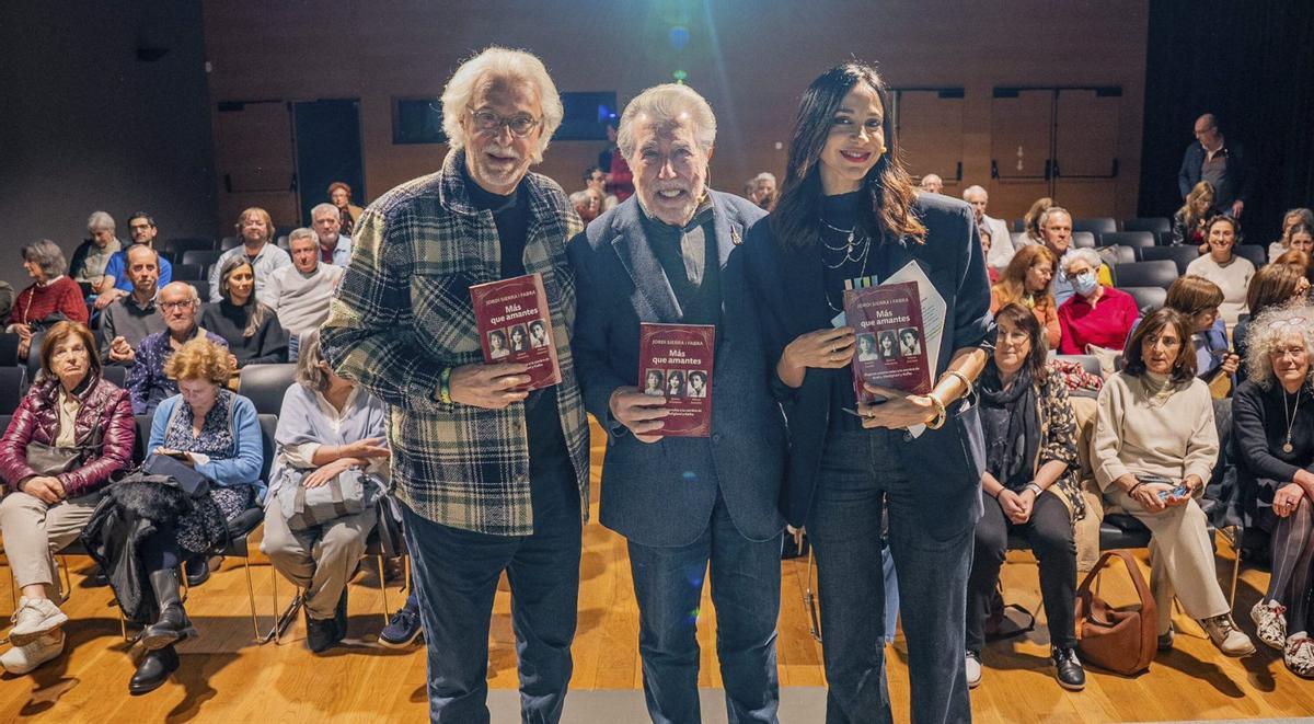 Jordi Sierra i Fabra, flanqueado por Antonio García Teijeiro y Noa García.