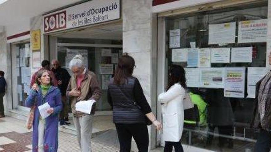 Ciudadanos, ayer, junto a la oficina del SOIB en Ibiza.