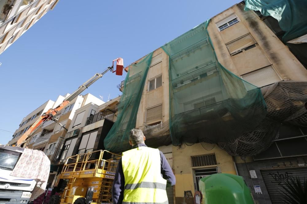 Comienzan las obras de demolición del edificio de la esquina de María Parodi con Ramón Gallud en Torrevieja