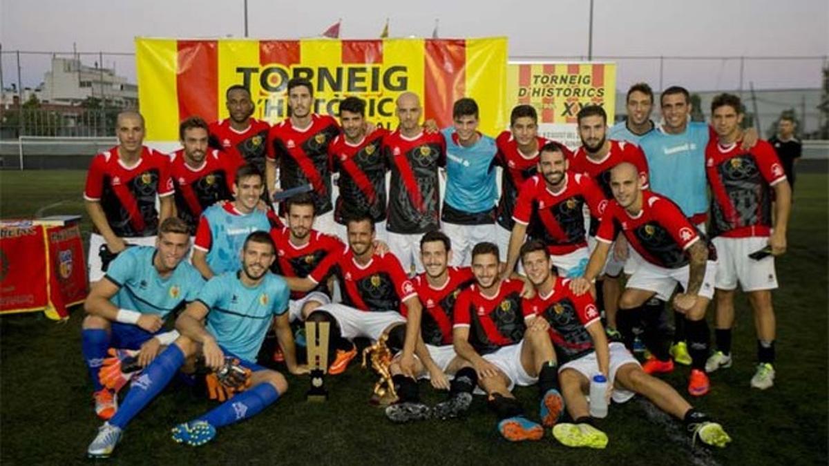 Los jugadores del CE L'Hospitalet celebran su primer título en el Històrics