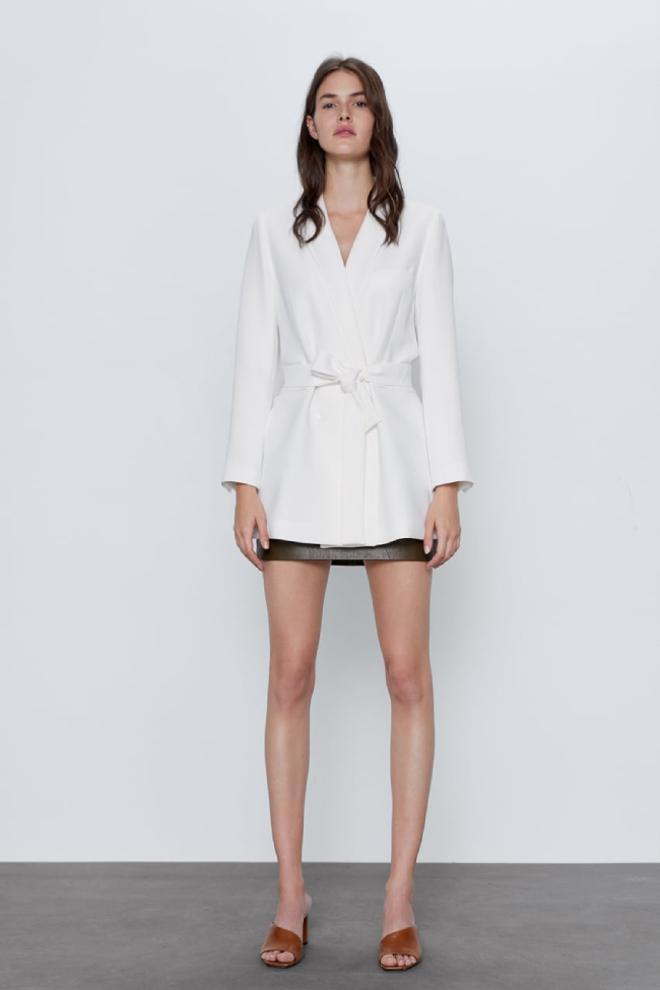 Blazer larga con cinturón 39,99 Euros
