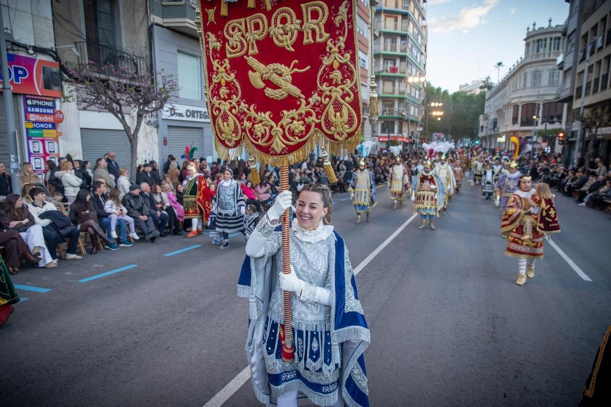 La abanderada de la Centuria Romana, primera mujer en ostentar un cargo en la agrupación, encabeza el desfile
