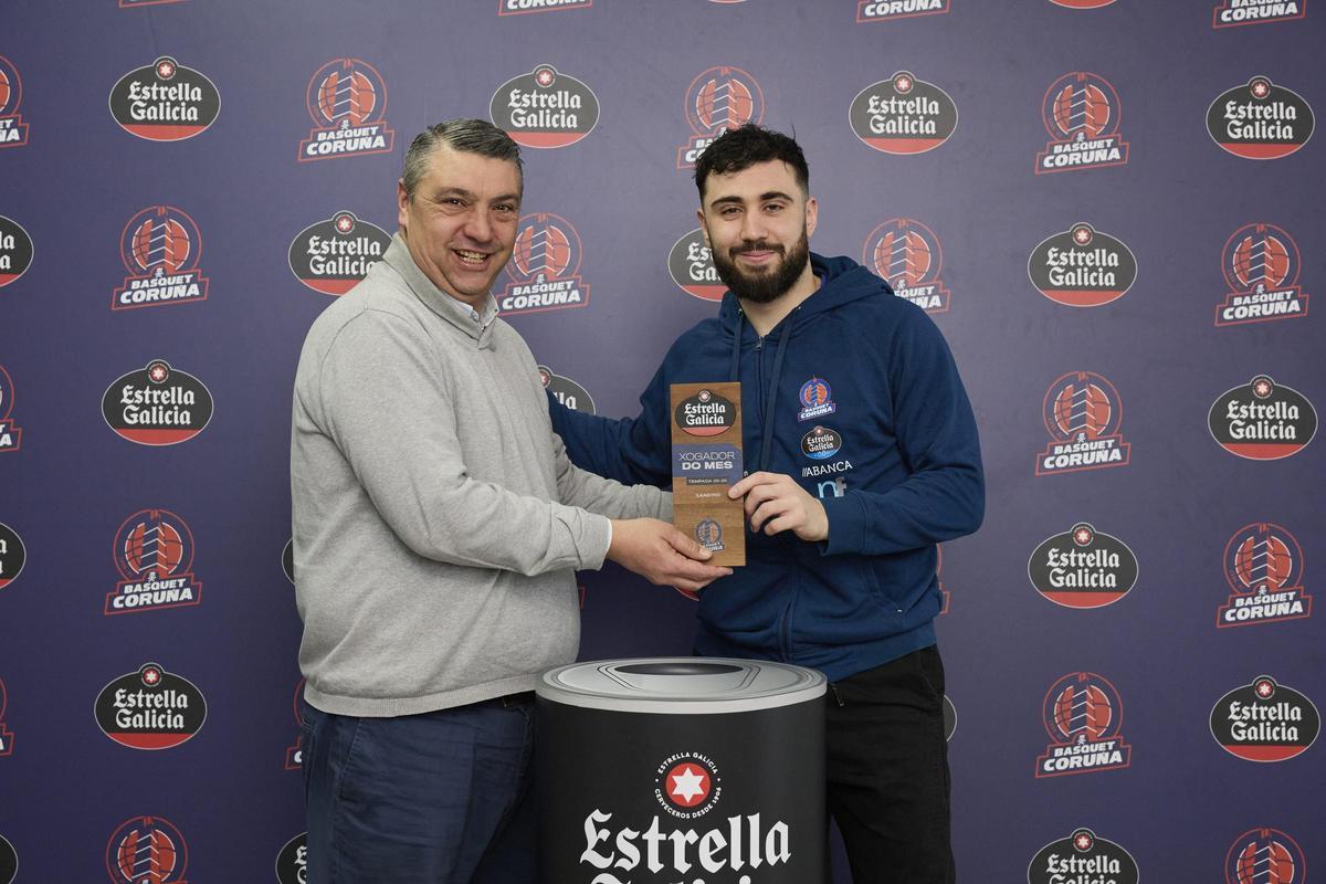 Lusi Sánchez entrega a Dídac Cuevas el premio al jugador de enero.