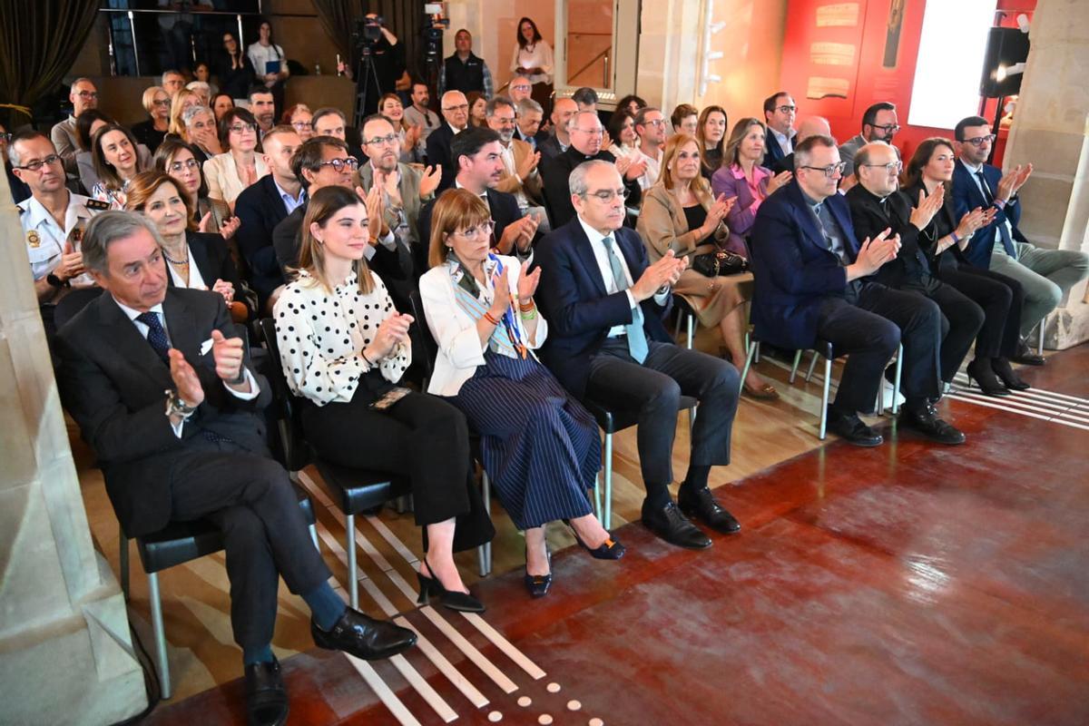 Público asistente en Elche a la conmemoración del XXV aniversario de la declaración del Misteri como Patrimonio de la Humanidad
