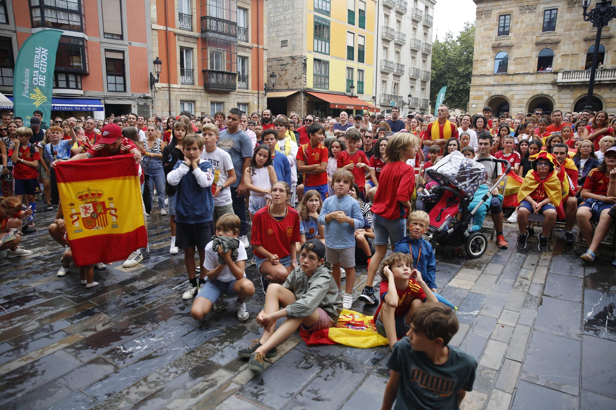 Gijón se vuelca (pese a la lluvia) animando a España en la final del Mundial de fútbol femenino