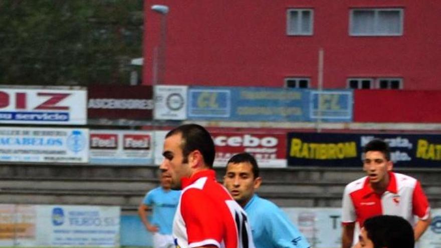 El Arosa y el Villalonga juegan dos auténticas finales esta tarde en A Lomba y en San Pedro. // Iñaki Abella