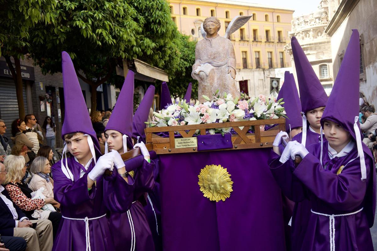 Más de 2.000 escolares de 16 centros educativos del área metropolitana participan en este desfile