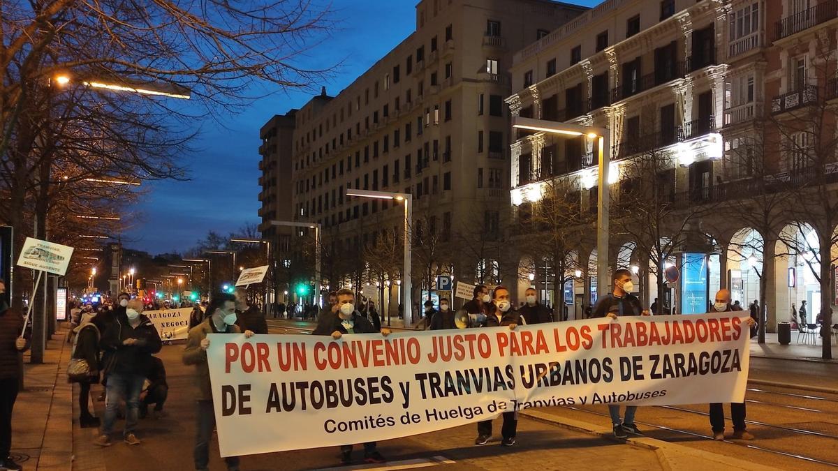 Los trabajadores del autobús y tranvía se manifiestan por el centro de Zaragoza