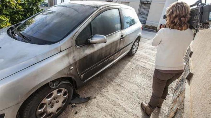 Estado en el que quedó el vehículo de la mujer tras ser rociado con gasolina.