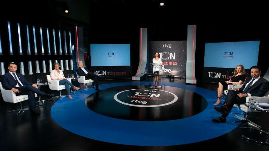 Saúl Ramírez, Elena Máñez, Pedro Quevedo, la moderadora, la periodista Nayra Santana, Victoria Rosell y Guillermo Mariscal, ayer en El Debate de la 1 Canarias de TVE.