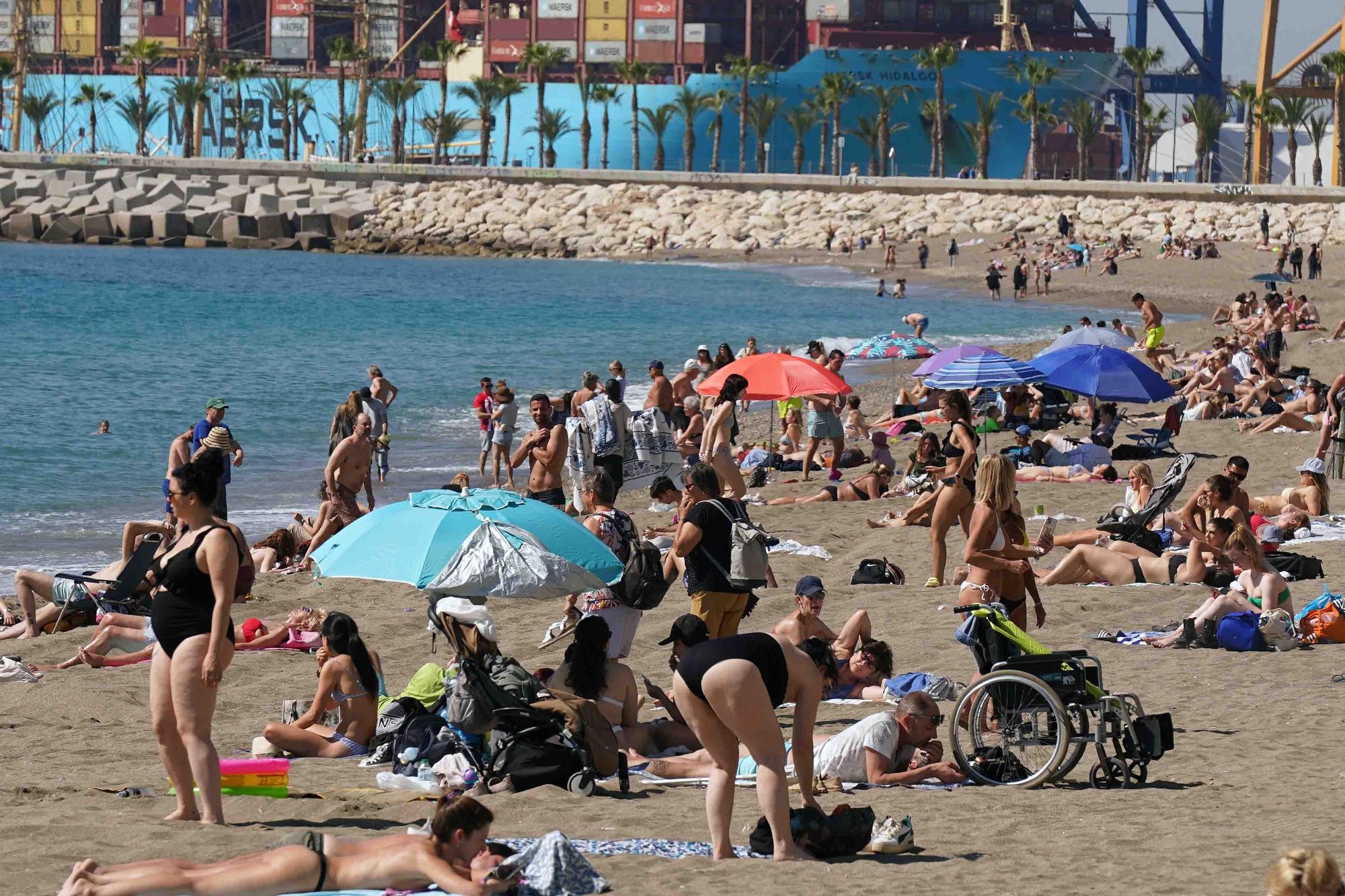 Calor en Málaga en el mes de abril. Bañistas en la playa de La Malagueta y turistas en el Centro de la ciudad, que supera los 28 grados.