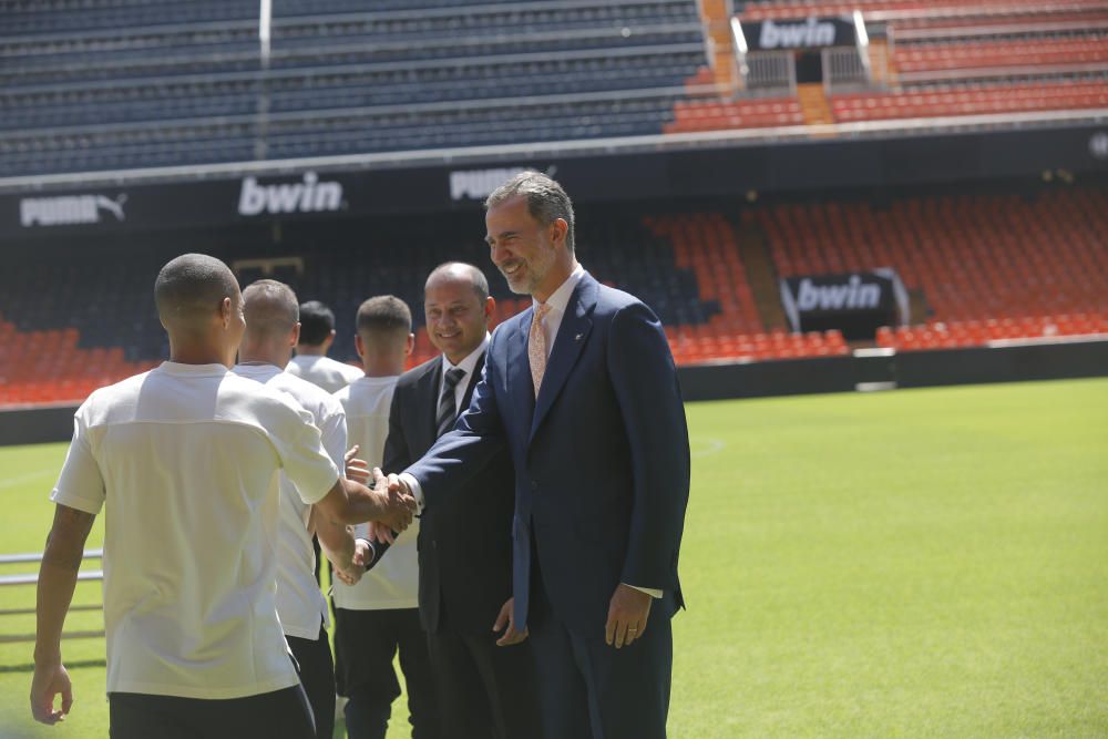 El rey Felipe VI felicita a la plantilla del Valencia CF por conseguir la Copa