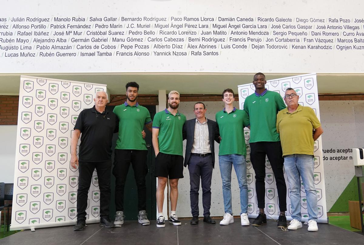 Los canteranos, junto al director deportivo, el gerente y el director de cantera.