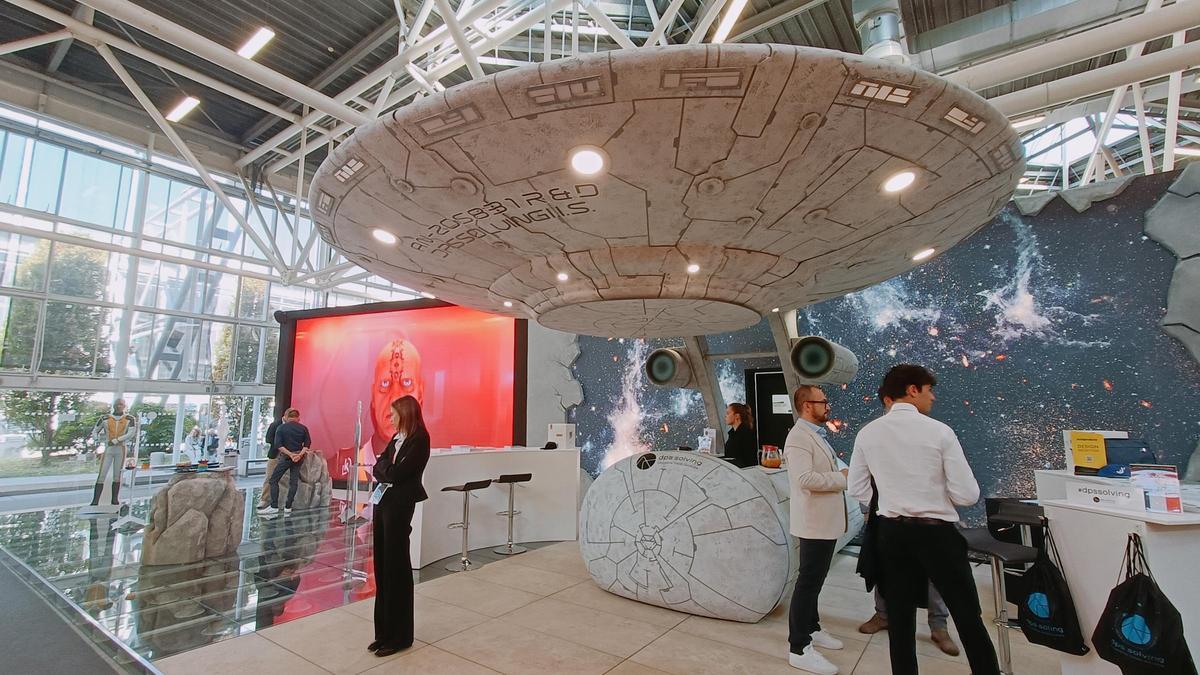 Una nave espacial presidió uno de los estands del recinto ferial de Bolonia.