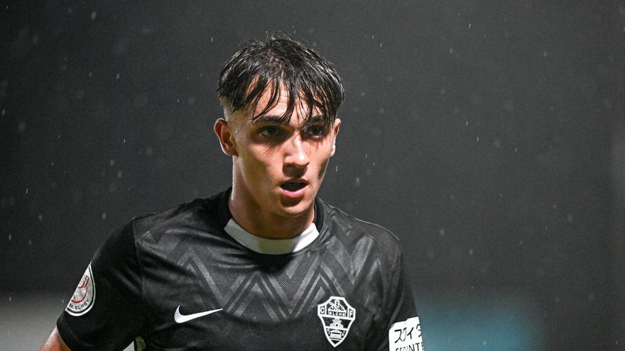 El Elche avanza en la renovación de Albert Niculaesei