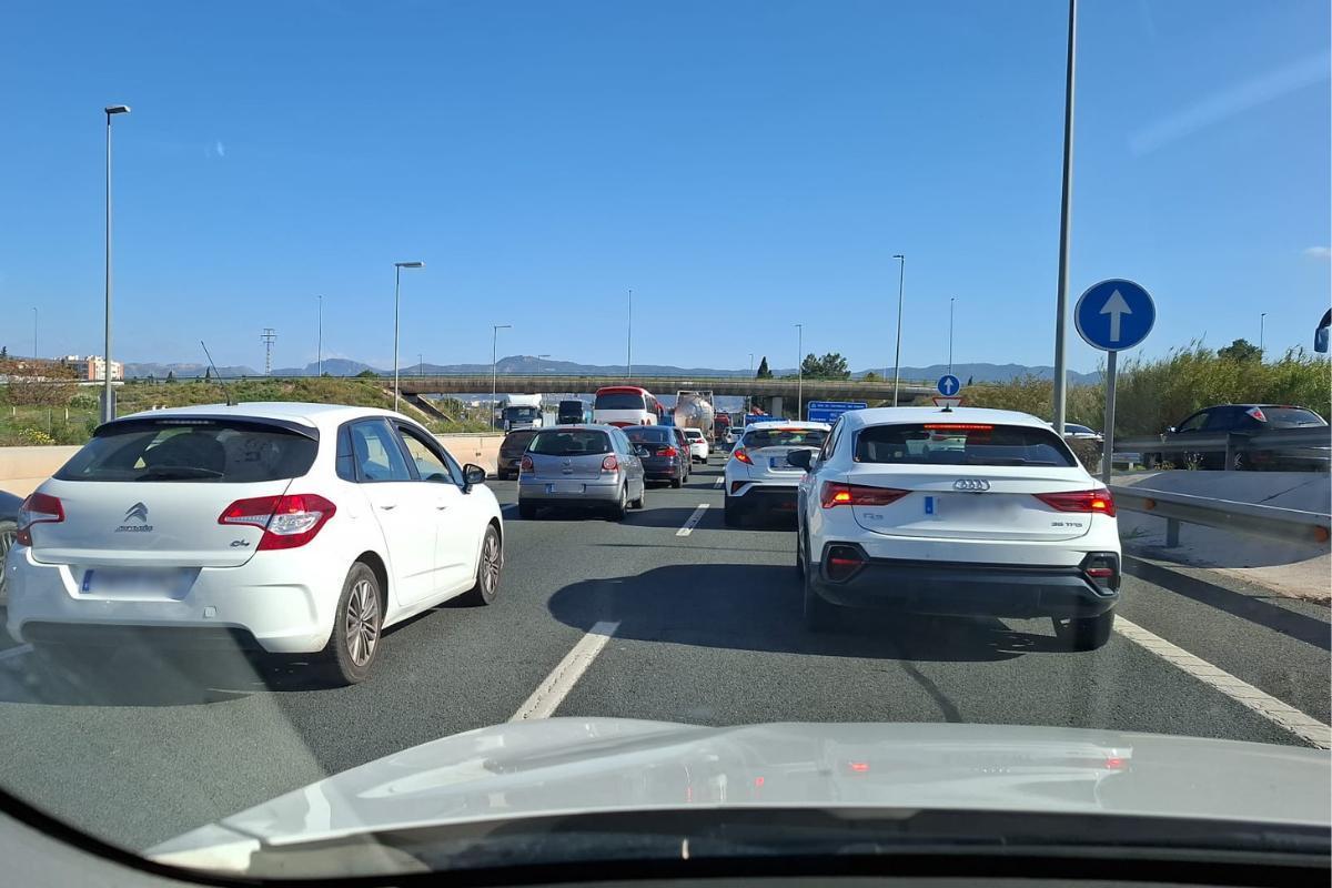 Vehículos parados como consecuencia del accidente.