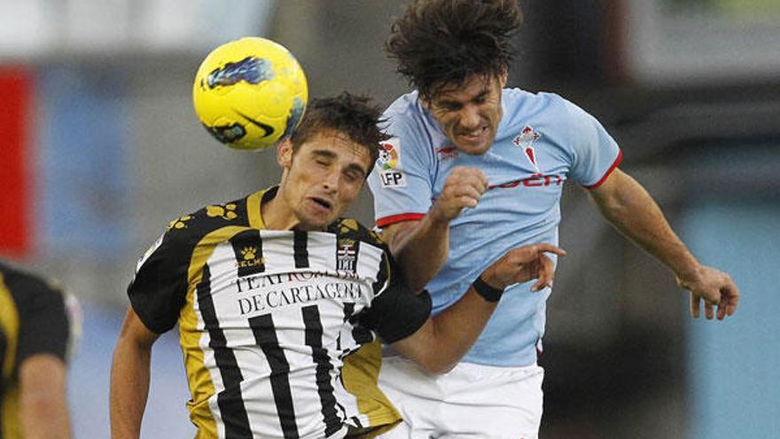 De Souza y Bermejo tratan de cabecear un balón durante el partido de ayer. // Ricardo Grobas