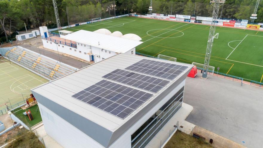 Instalación de placas solares en el campo de fútbol municipal de Sant Rafel.