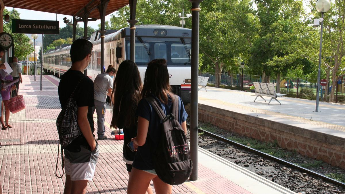 El Cercanías llegando a la estación de Sutullena.