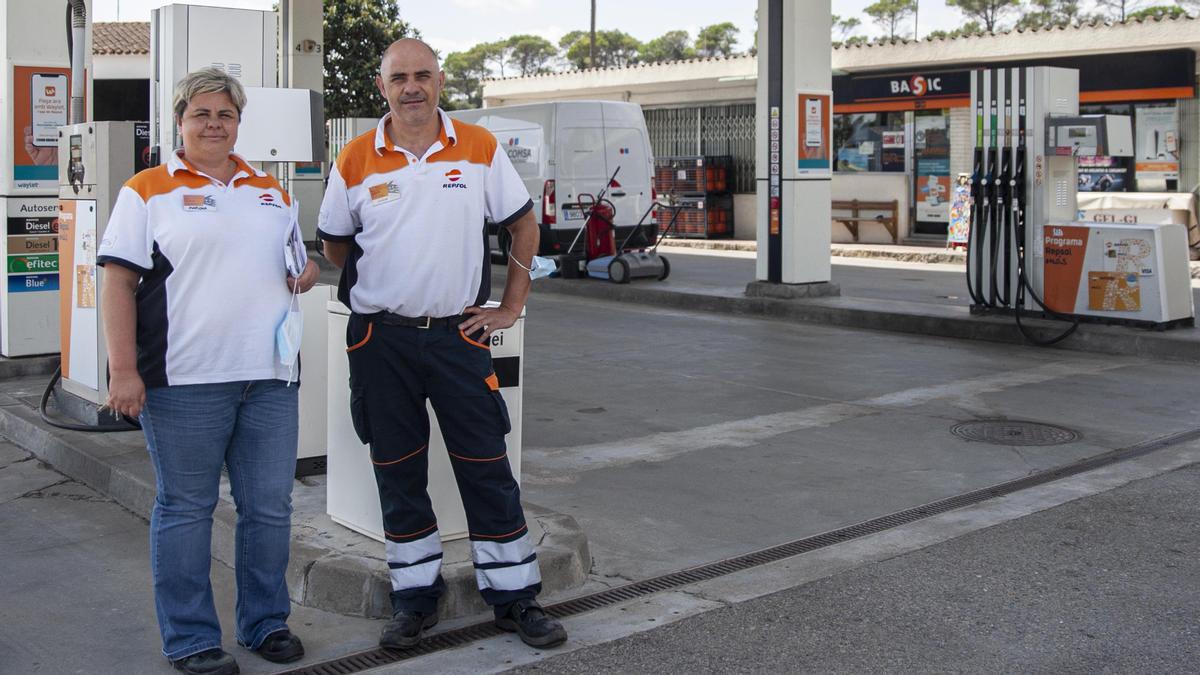 Mariona y Quim, en la gasolinera que sus padres abrieron hace medio siglo en la N-II, a la altura de Riudellots