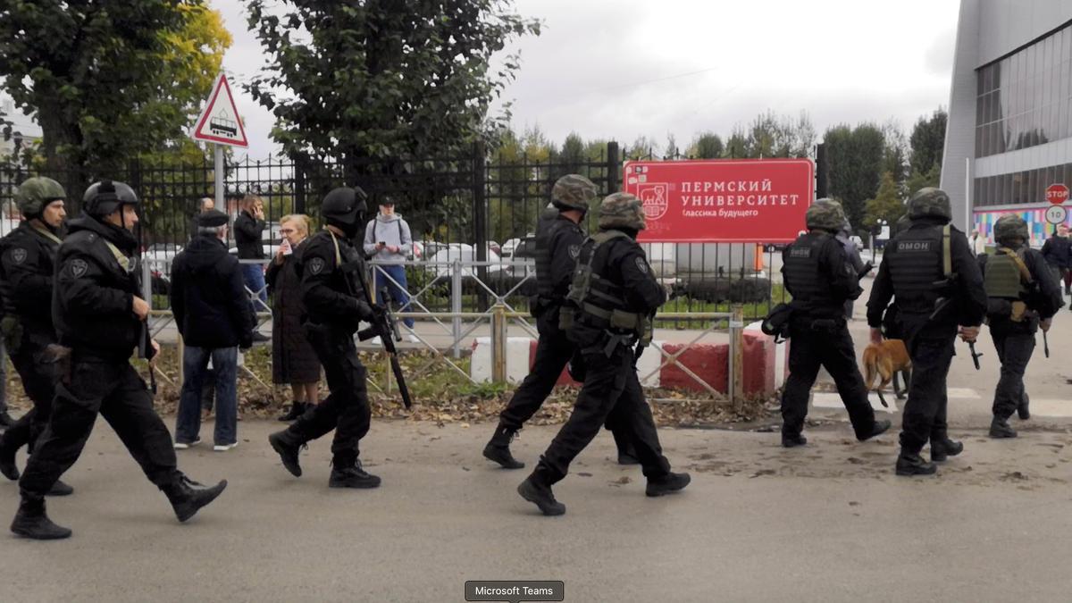 Soldats entrant a la universitat de Perm