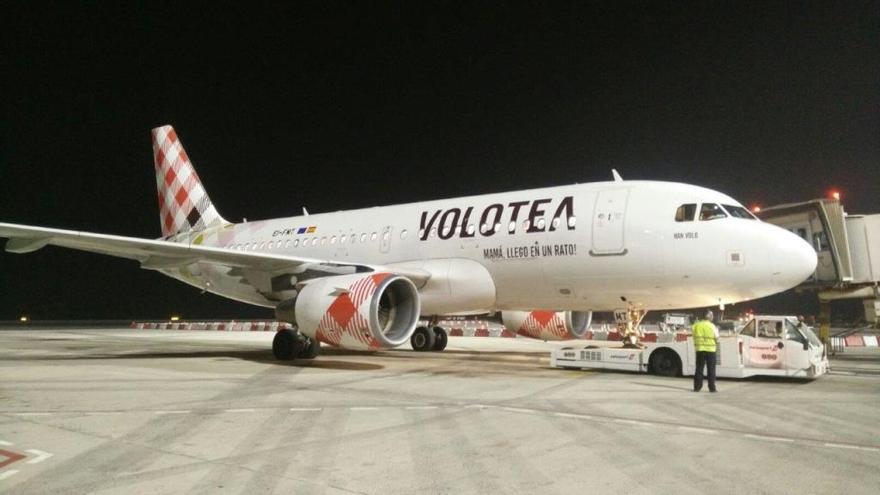 El avión procedente de Gante, hoy a su llegada al aeropuerto de Lanzarote, recibió el tradicional bautizo a pie de pista.