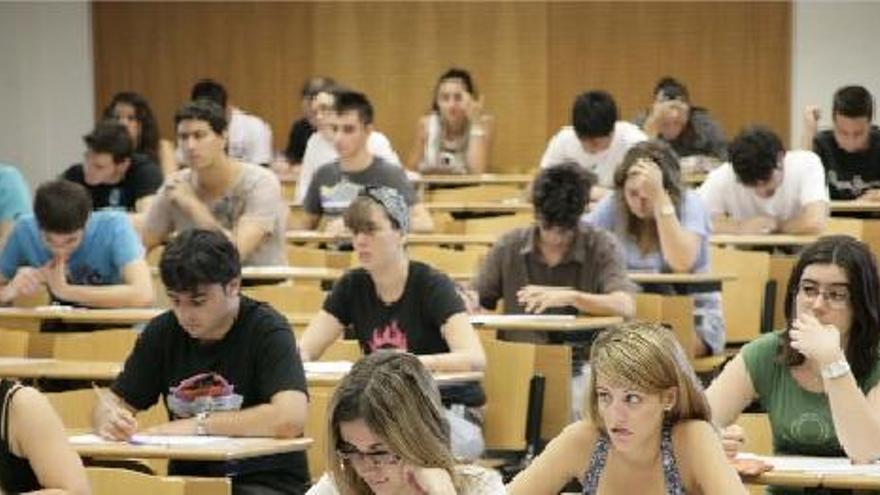 Un grupo de alumnos de Castelló se somete a los exámenes de selectividad en la convocatoria de septiembre de 2010.