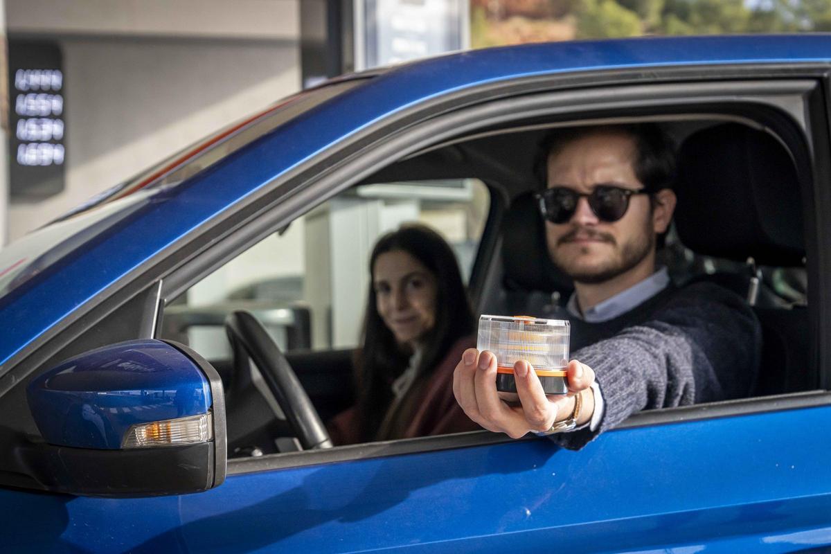 Primer día de aplicación de la nueva medida de llevar baliza V16 obligatoria en el coche