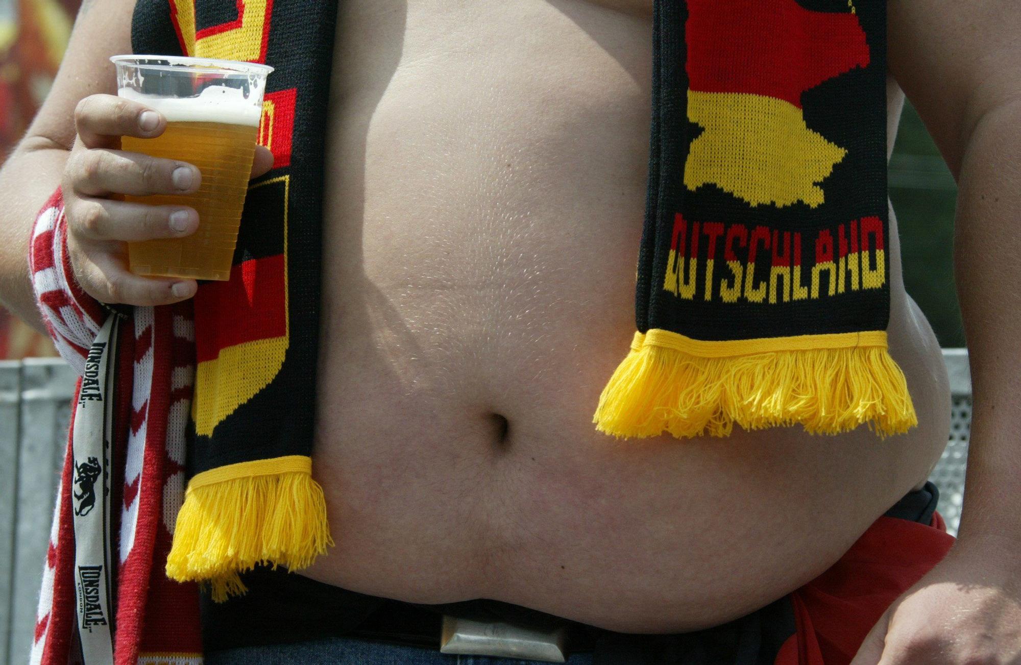 Un aficionado alemán viendo un partido de su selección.