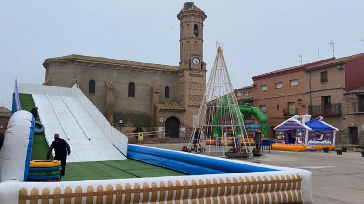 La plaza de España fue escenario de un tobogán de hielo e hinchables. | SERVICIO ESPECIAL