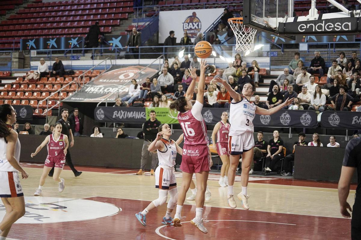 Mariona Teixidó llança a cistella durant el partit contra el Corunya