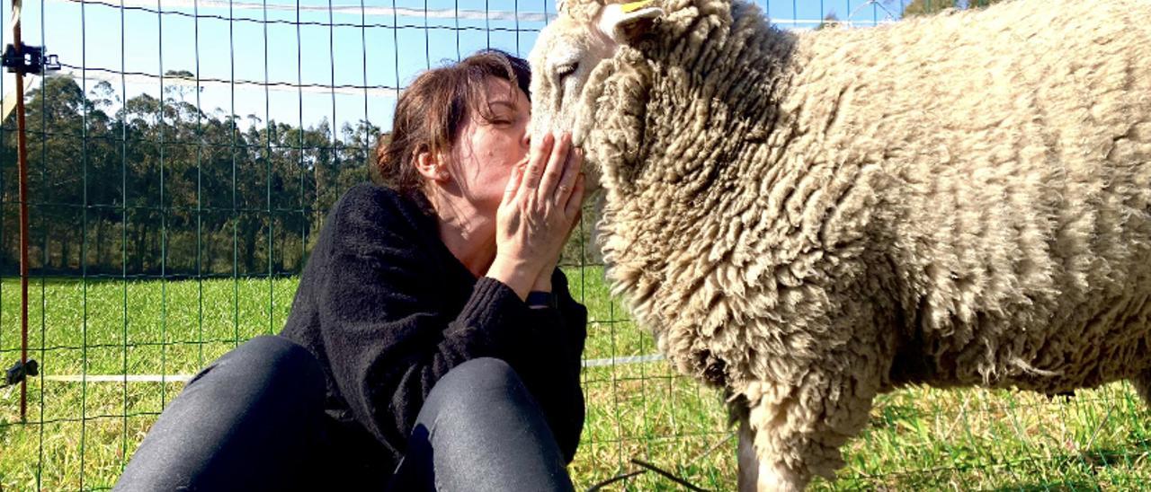Mara Collazo besa a una oveja en el refugio