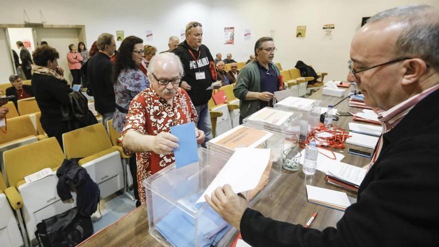 El secretario de Servicios saliente, Ginés Díaz, votando.