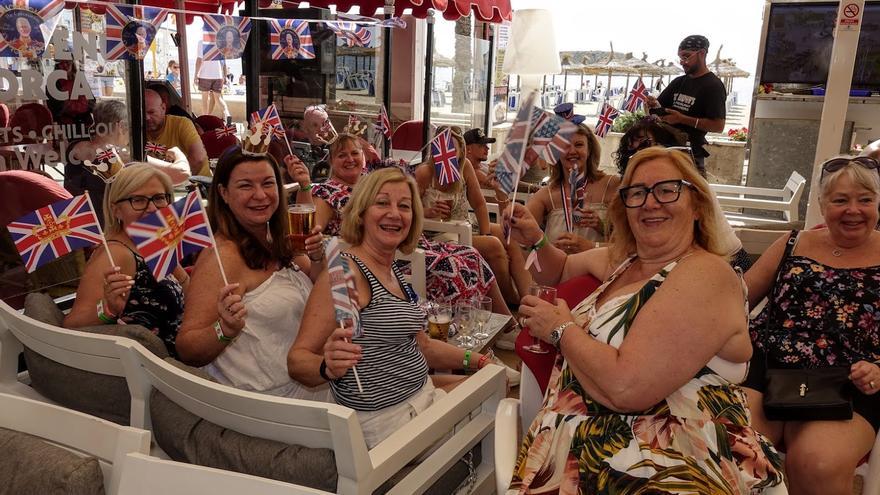 Carlos III de Inglaterra… y I de Magaluf: así viven los turistas británicos la ceremonia de coronación